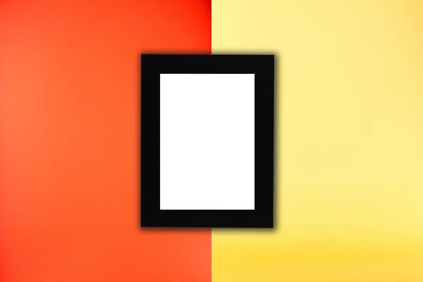 Kırmızı ve sarı arka planda siyah fotoğraf çerçevesi