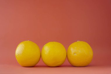 Kajang, Malezya - 1 Ocak 2017: Portre fotoğrafını Coca Cola klasik teneke kutu ve Coca Cola Zero portakal limon kırmızı zemin üzerine