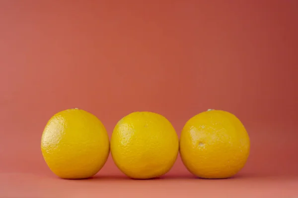 Kajang, Malezya - 1 Ocak 2017: Portre fotoğrafını Coca Cola klasik teneke kutu ve Coca Cola Zero portakal limon kırmızı zemin üzerine