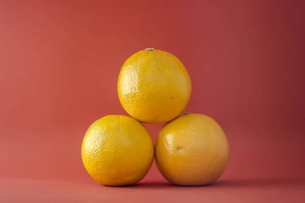 Kajang, Malezya - 1 Ocak 2017: Portre fotoğrafını Coca Cola klasik teneke kutu ve Coca Cola Zero portakal limon kırmızı zemin üzerine