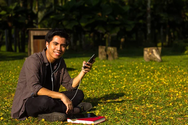 Jovem Malaio Gosta Ouvir Música Usando Seu Smartphone Parque — Fotografia de Stock