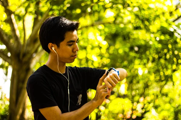 İzle parkta koşu daha önce kullanan odak genç Malay adam 