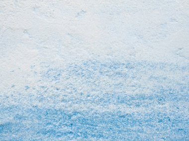 Tasarımcı arkaplanı için beyaz mavi doku. Parlak pürüzlü yüzey. Doldurmak için yer. Grunge duvarı. Sanatsal alçı. Soyut sanat arkaplanı. Eğimli şablon.