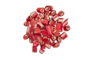 Beyaz arkaplanda karabiber resmi olan bir avuç kırmızı biberli lolipop..