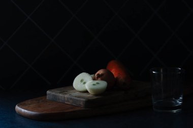 Pişirmeden önce sebze, soğan, tahta kesme tahtasındaki havuç. Dikkat çekmeden. yakın plan