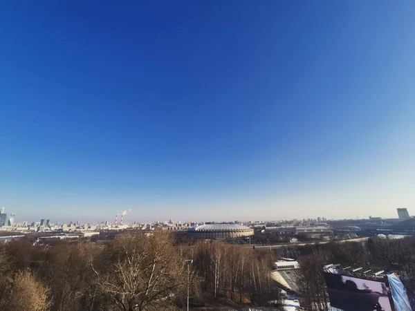 Błękitne Niebo Nad Śródmieściem Zimowy Poranek — Zdjęcie stockowe