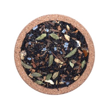 Beyaz arka planda izole edilmiş gevşek çay. Mantardan yapılmış bardak altlıklarında. Çay evi ve çay evi için çeşitli konseptler. Çay koleksiyonu.