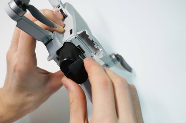 Arka planda uzaktan kumandalı helikopter var. Kontrollü helikopter. - Yakın çekim. Hava fotoğrafı ve video için yeni araç.