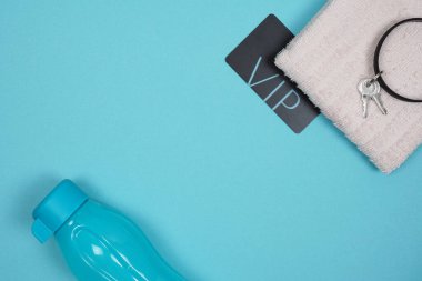 Bir spor kulübünde duyuru ya da reklam konsepti. Spor salonuna gitmek ya da grup çalışması için kişisel eşyalar. Metin için yeri olan üst görünüm.
