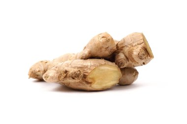 Zencefil kökü beyaz arka planda izole edilmiş. Mutfakta baharat var. Yan görünüm.