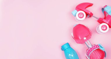 Çocukların iç patenleri pembedir. Bir kız için dört tekerlek kalıbı. Üst görünüm