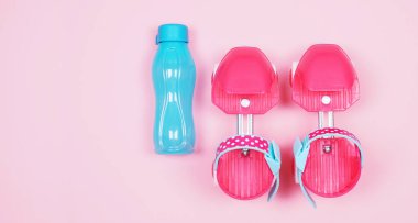 Çocukların iç patenleri pembedir. Bir kız için dört tekerlek kalıbı. Üst görünüm