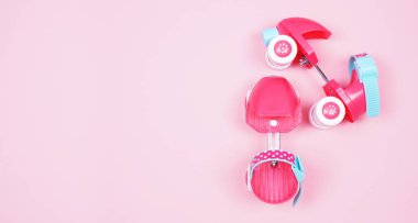 Çocukların iç patenleri pembedir. Bir kız için dört tekerlek kalıbı. Üst görünüm