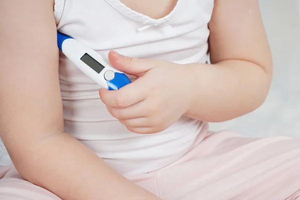 Dziecko Mierzy Temperaturę Elektronicznym Termometrem Dziewczyna Jest Chora — Zdjęcie stockowe