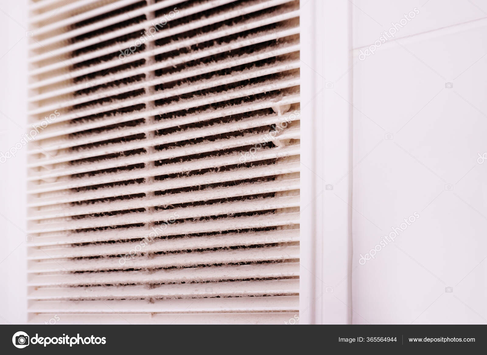 Una Capa Polvo Rejilla Ventilación Baño Para Limpiar Ventilación Casa:  fotografía de stock © ALENAZUMRUT #365564944