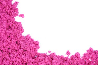 İzole edilmiş beyaz arka planda pembe rengin kinetik kumu. Çocukların yaratıcılığı, rahatlığı ya da psikolojik terapi için kum.