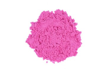 İzole edilmiş beyaz arka planda pembe rengin kinetik kumu. Çocukların yaratıcılığı, rahatlığı ya da psikolojik terapi için kum.
