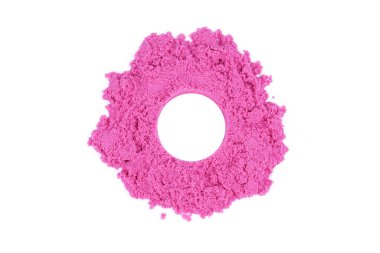 İzole edilmiş beyaz arka planda pembe rengin kinetik kumu. Çocukların yaratıcılığı, rahatlığı ya da psikolojik terapi için kum.