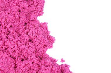 İzole edilmiş beyaz arka planda pembe rengin kinetik kumu. Çocukların yaratıcılığı, rahatlığı ya da psikolojik terapi için kum.