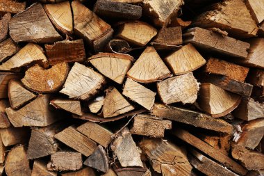 Odunlu odun yığını. Bir yığın huş ağacı yakacak.