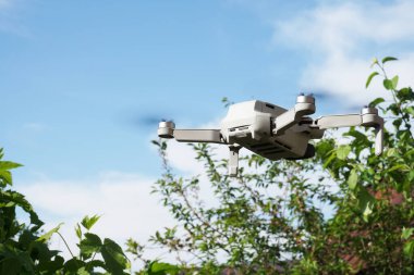 Uzaktaki bir drondan fotoğraf ve video çekimi.