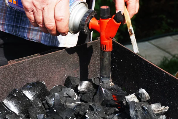 Hombre Enciende Carbón Una Barbacoa —  Fotos de Stock