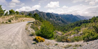 Dağlar kara ve gökyüzü