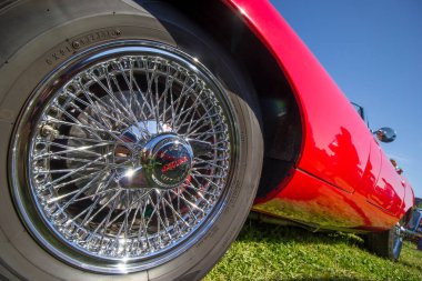 Tekerlek. Eski araba.