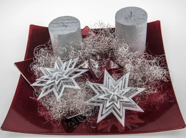 Derocación de Navidad roja con vela de plata y dos estrellas en placa de madera —  Fotos de Stock