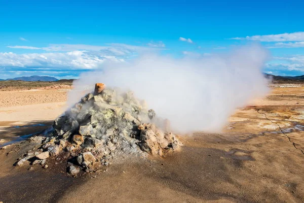 地熱地域アイスランドの Hverir — ストック写真