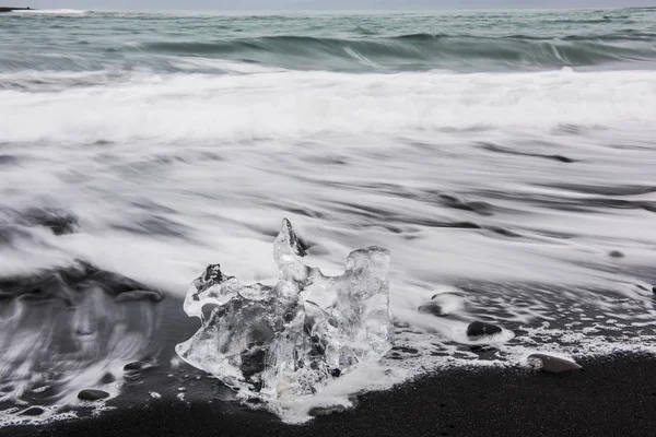 Glace sur la plage volcanique près de Jokursarlon, Islande — Photo