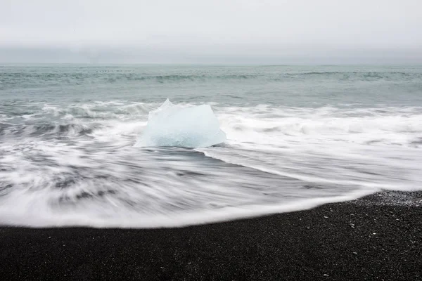 Glace sur la plage volcanique près de Jokursarlon, Islande — Photo