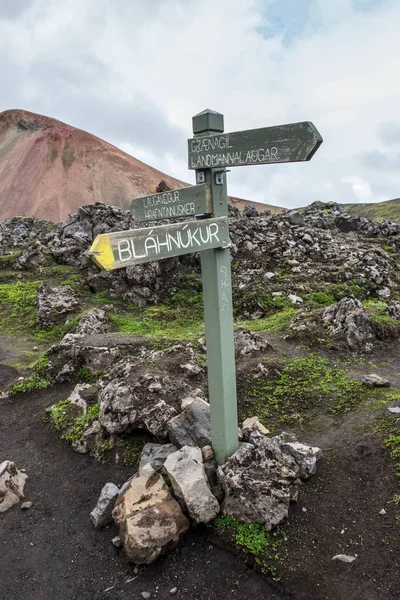 Guidepost en las coloridas montañas Landmanallaugar, en la Fajllaba — Foto de Stock