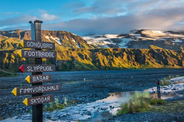 Signpost in Thorsmork and riverbed of Krossa, Iceland — Stock Photo, Image