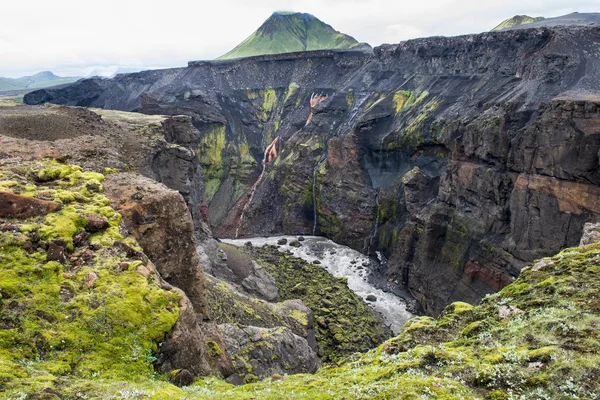 Tiefe Schlucht des Flusses markarfljot und grüne Berghütte, ic — Stockfoto