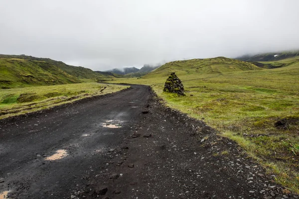 アイスランドの奥地で濡れた黒旅 — ストック写真