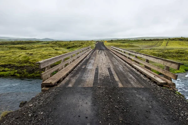 Brücke über den wilden isländischen Fluss, Island — Stockfoto