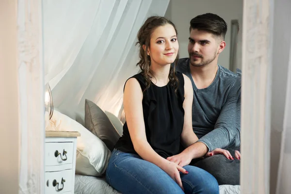 Jeune couple amoureux à la maison Images De Stock Libres De Droits