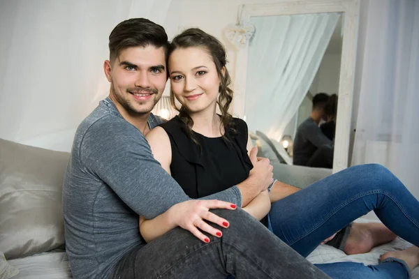 Jeune couple amoureux à la maison Photos De Stock Libres De Droits