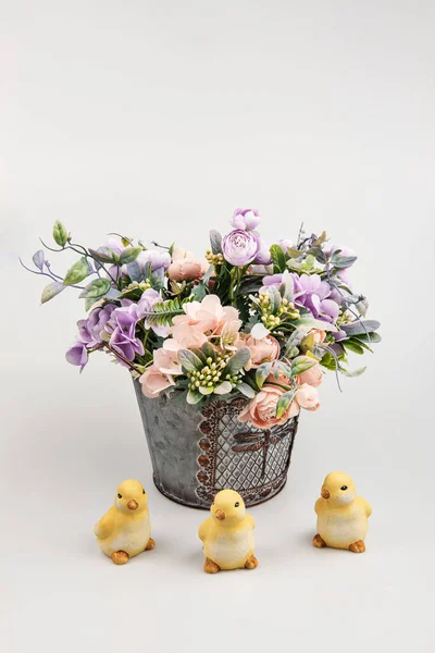 三只石榴黄小鸡 带有人造花 — 图库照片