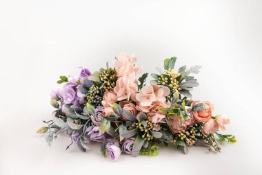 Beyaz arka planda plastik çiçek, tebrik kartı.