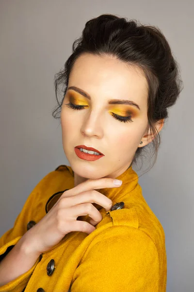 Belle Fille Avec Maquillage Coloré Fort Jaune Brun Orange Habillé — Photo