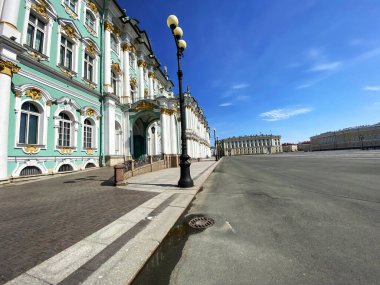 St. Petersburg 'daki Palace Meydanı, ıssız, açık mavi gökyüzü, yaz şehrinde karantina, boş sokaklar.