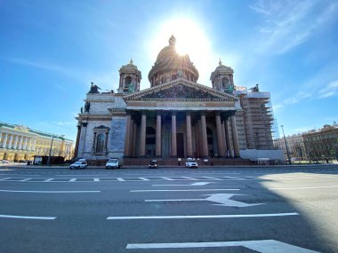 St. Petersburg 'daki Saint Isaac Katedrali. Yaz mevsimi güneşli ve ıssız.