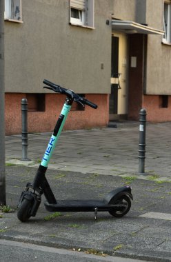 Köln, Almanya - 27 Ağustos 2019: Bisiklet taş duvara park edilmiş. Bisiklet kiralama servisi.