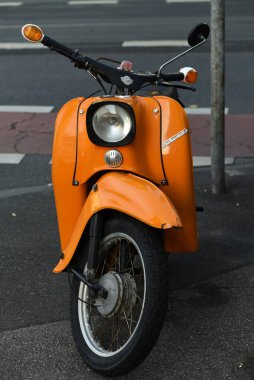 Köln, Almanya - 27 Ağustos 2019: Klasik turuncu motosiklet Simson Schwalbe Köln 'de bir sokağa park ediyor.