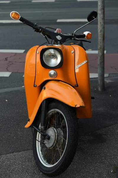 Colônia Alemanha 27Agosto 2019 Laranja Vintage Ciclomotor Simson Schwalbe Estacionamento — Fotografia de Stock