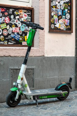 KOLOGNE, ALMANLIK 8 Mayıs 2020: e-scooter şehirde kiralık, Köln.
