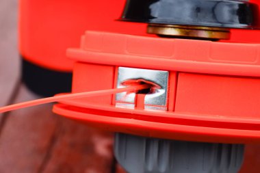 Çim biçmek için olta ipi olan bir kafa. Gaz makası. Çim biçmek ve çalı biçmek için yaprak ve trimer gazoz..