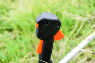 Kesici kontrollü düğme. Gaz makası, ekipman kontrolleri. Çim biçmek ve çalı biçmek için yaprak ve trimer gazoz..